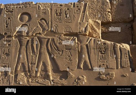 what are two main features found in art from the new kingdom? Here’s an exploration of how art during this era reflected both the grandeur and the complexity of Egyptian society.